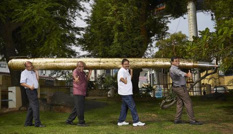 Record mondial: Aşa arată cel mai mare pix din lume! Cântăreşte 37 de kilograme şi măsoară 5 metri lungime