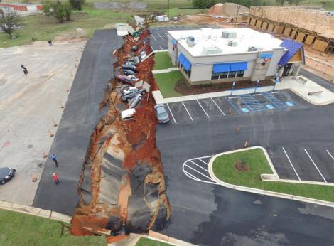 Imagini șocante! 15 mașini au fost „înghițite” de pământ!