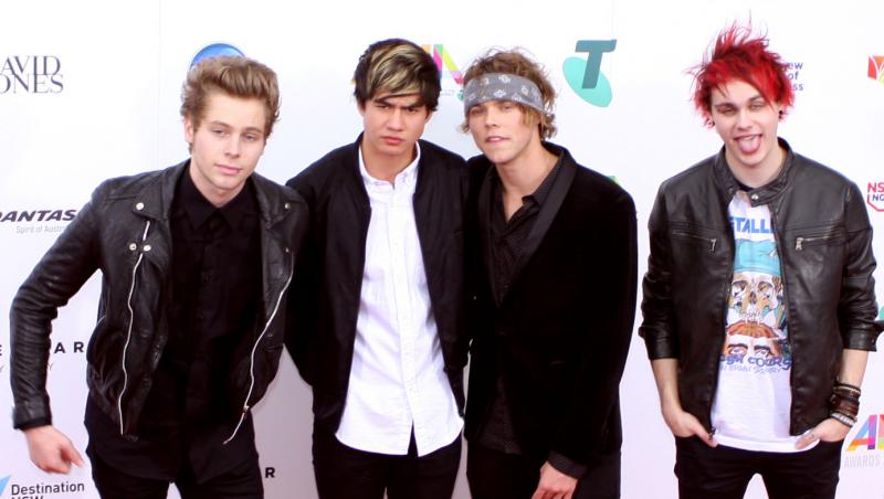 Formaţia "5 Seconds of Summer" - Michael Clifford este cel cu părul roşu