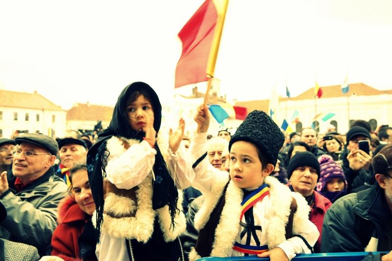 Te trec fiorii c&acirc;nd le asculți. Cele mai frumoase c&acirc;ntece patriotice ale rom&acirc;nilor!