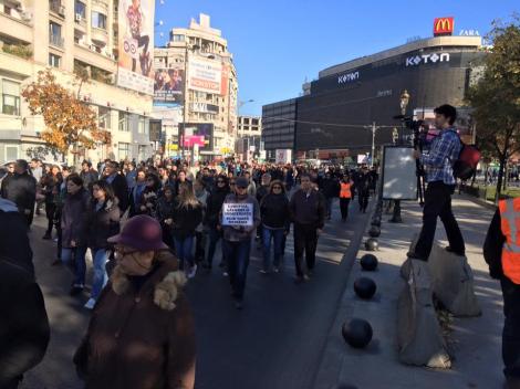 Incidente la marșul din Piața Universității: Manifestanţii s-au îmbrâncit cu jandarmii, iar traficul din zonă a fost parţial blocat