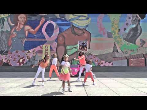 O fetiță de patru ani este protagonista celui mai vizionat videoclip pe YouTube din 2015