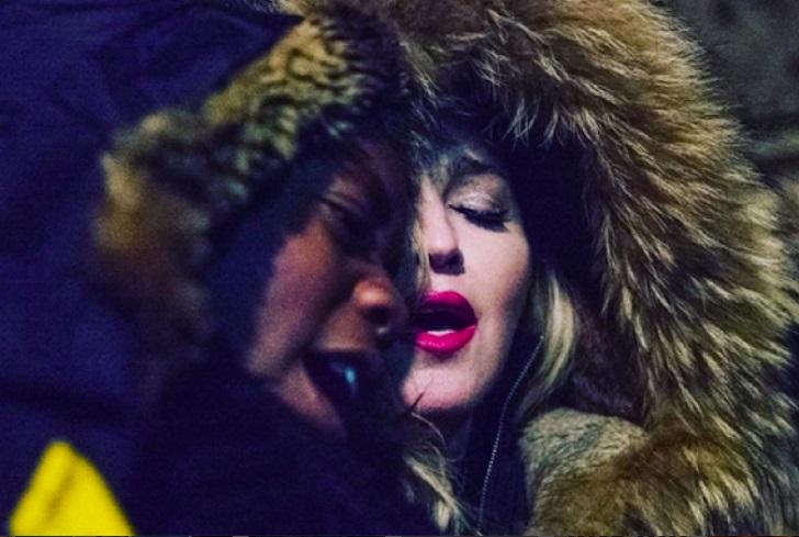 Moment impresionant! Madonna, concert improvizat pe stradă, &icirc;n mijlocul Parisului, &icirc;n memoria celor care au pierit &icirc;n atentate