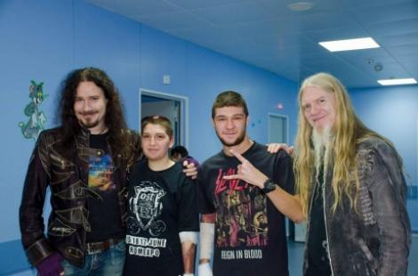 Trupa Nightwish, aflată la București pentru a susține un concert, a mers în vizită la doi dintre răniții de la Colectiv