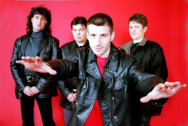 Sigur &icirc;ți amintești de Sarmalele Reci! Cum arată acum solistul trupei care facea furori cu melodia "Telefonul nu mai sună"