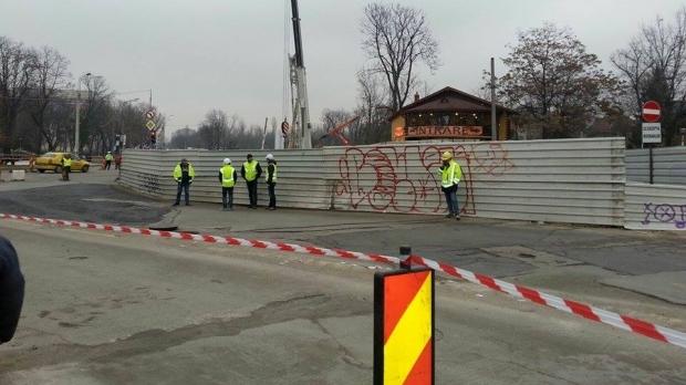 Carosabil surpat &icirc;n centrul Bucureştiului, &icirc;n zona Eroilor! ISU: Nu se poate garanta siguranţa locatarilor din zonă