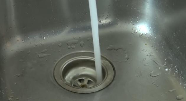 Cu DOUĂ INGREDIENTE din bucătăria ta desfunzi țevile și alungi mirosul neplăcut