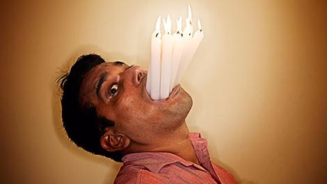 Record absolut doborât de un bărbat din India! A ţinut 15 lumânări aprinse în gură, fără nicio susţinere
