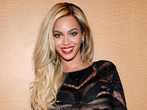 FOTO: Beyonce, apariţie dezastruoasă pe străzile din New York! A atras toate privirile după ce s-a îmbrăcat ca un pom de Crăciun