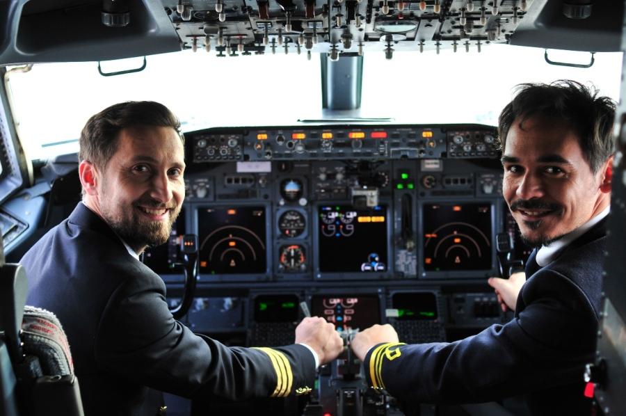 Răzvan și Dani, comandanți de zbor pentru o zi. Jurații și echipele lor au filmat la aeroport