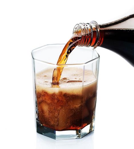 Cea mai populară băutură își are începuturile în 1886. Cum arată prima sticlă de cola din lume