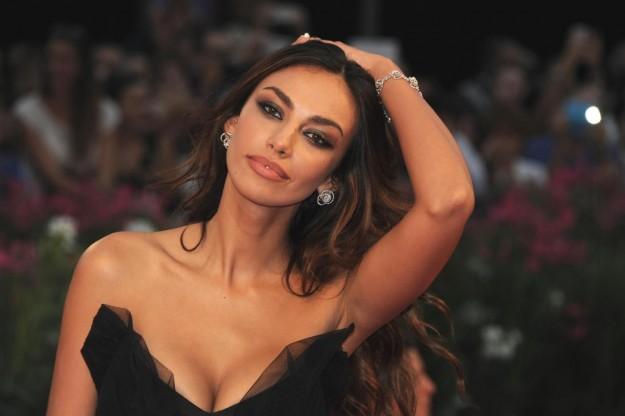 Mădălina Ghenea a făcut furori cu noul look! Rom&acirc;nca și-a tuns pletele cele lungi și dese