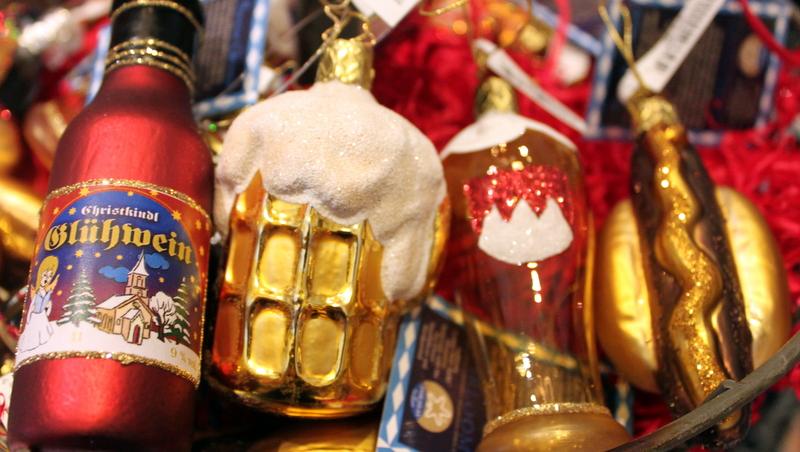 Ultimele trenduri în materie de podoabe de Crăciun: decorațiuni în formă de homari, conserve de caviar sau sticle de șampanie