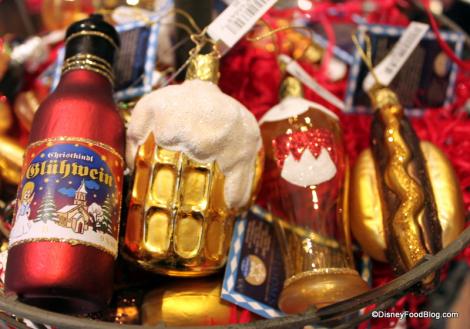 Ultimele trenduri în materie de podoabe de Crăciun: decorațiuni în formă de homari, conserve de caviar sau sticle de șampanie