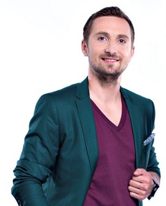 Dani Oţil, cum nu l-ai mai văzut! A fost asaltat cu pupici de către Flavia Mihăşan şi Amalia Ştefania