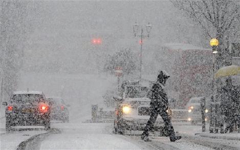 Iarna îşi face simţită prezenţa! Începând se astăzi va ninge în Bucureşti şi în alte zone ale ţării