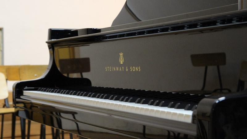 Prin campania „Un pian pentru Lipatti”, elevii de la Colegiul Național de Arte „Dinu Lipatti” studiază pe un pian performant Steinway