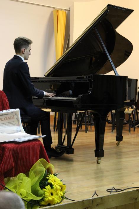 Prin campania „Un pian pentru Lipatti”, elevii de la Colegiul Național de Arte „Dinu Lipatti” studiază pe un pian performant Steinway
