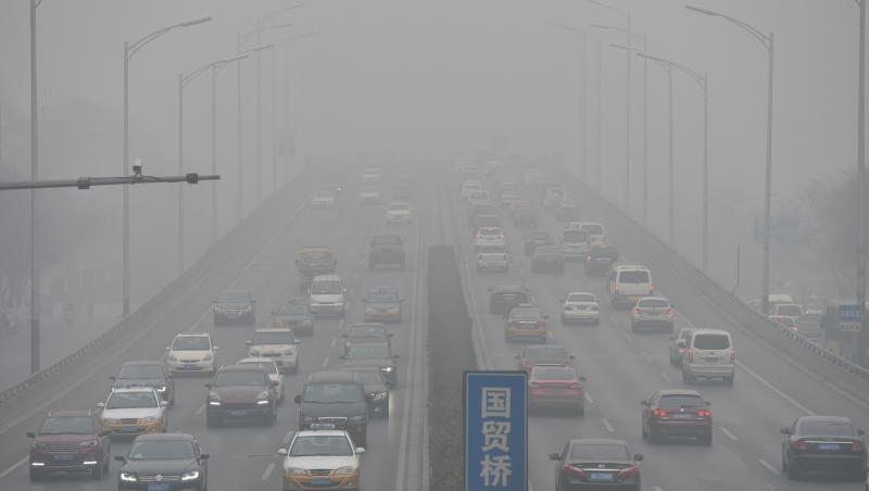 Codul roşu de poluare din Beijing duce la situaţii disperate! Chinezii cumpără aer curat la sticlă, la preţuri uriaşe