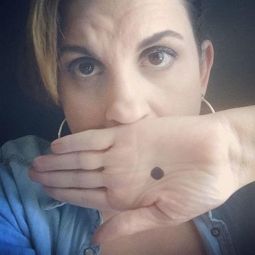 Dacă vezi un punct negru pe palma unei persoane anunță imediat poliția! Este c&acirc;t se poate de grav!