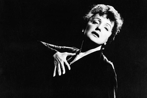 100 de ani de la nașterea &bdquo;privighetoarei&rdquo; Edith Piaf! A c&acirc;ntat pe străzi, a iubit cu patimă și s-a stins din viață spun&acirc;nd lumii &bdquo;Je ne regrette rien&rdquo;