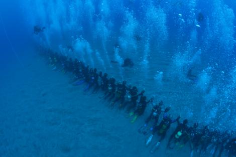 VIDEO! Cel mai lung lanț uman sub apă: Record mondial la 18 metri adâncine