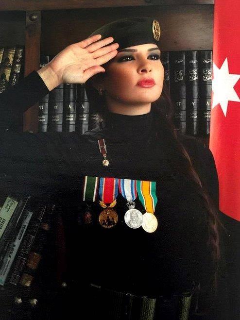 A lăsat coroana de Miss și a devenit un hacker sexy ce luptă &icirc;mpotriva teroriștilor!