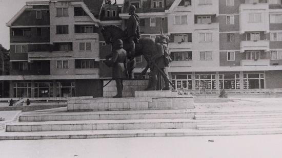 Imagini nepublicate timp de 31 de ani de la atentatul cu bombă din Sf&acirc;ntu Gheorghe: Un copil și-a pierdut viața &icirc;n urma exploziei puternice