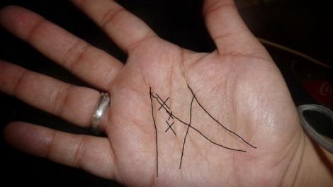 Privește-ți cu atenție mâna! Ai litera "M" trasată în striațiile palmei? Află ce spune asta despre destinul tău