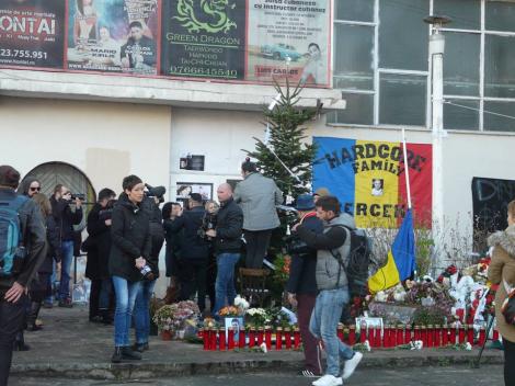 Gest emoționant în memoria vicimelor de la Colectiv: În fața clubului, a fost împodobit un brad de Crăciun cu 63 de steluțe