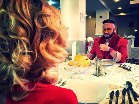Roby Roberto, cu iubita la restaurant de fițe: E deranjat de muzica de ”înmormântare” și pune manele de pe telefonul mobil