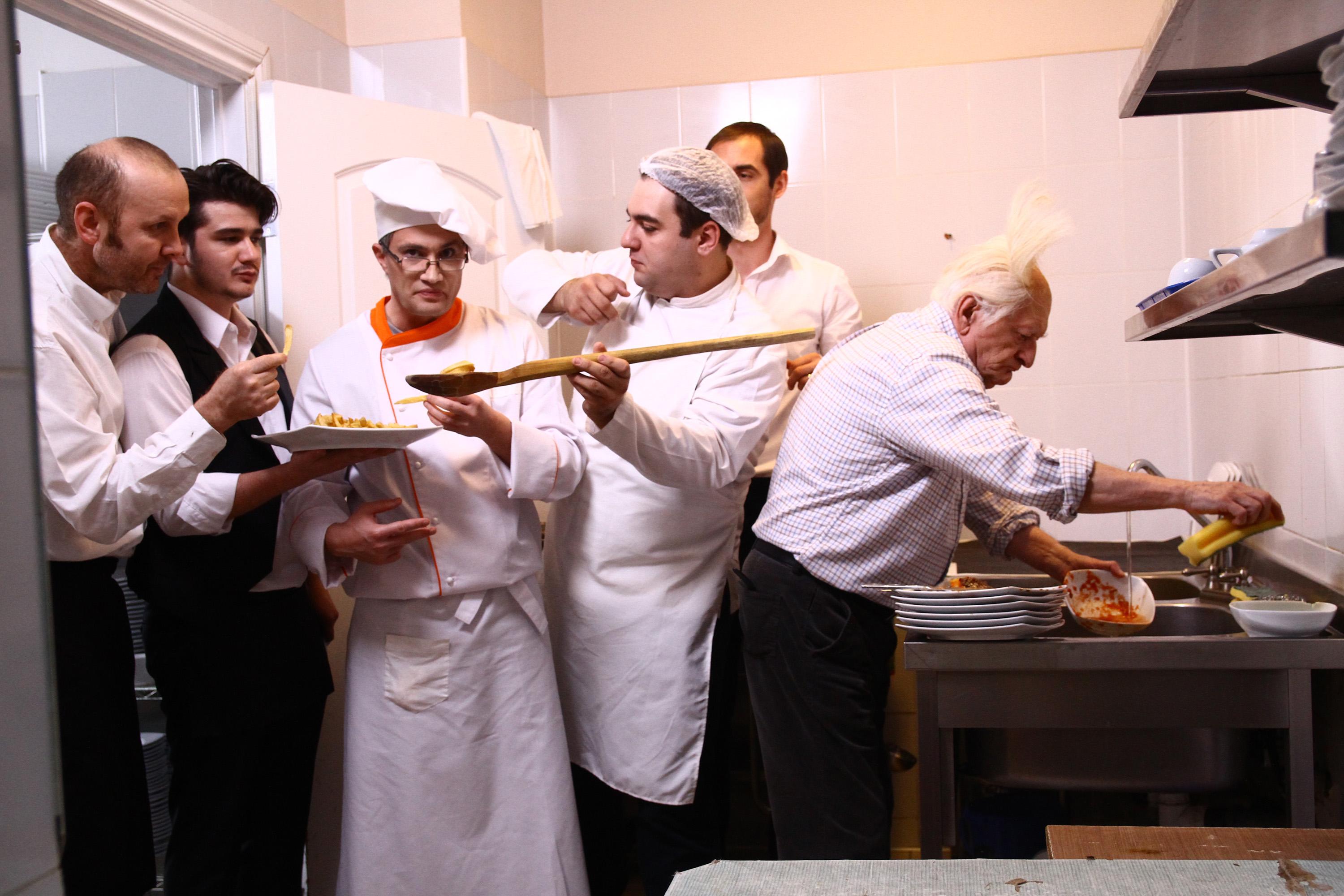 Clienții o iau razna &icirc;n brutăria lui Dinescu! Cum reacționează o femeie c&acirc;nd află că nu are cozonaci