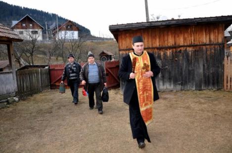 Viral! Mesajul unei românce pentru preotul care a venit să îi sfinţească locuinţa a uimit întreaga ţară