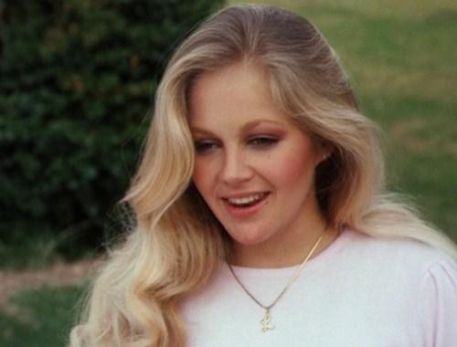 &Icirc;ţi aminteşti de ea? Cum arată la 57 de ani &bdquo;nepoata&rdquo; Lucy din "Dallas"! Adolescenta-fenomen de atunci a uimit o lume &icirc;ntreagă