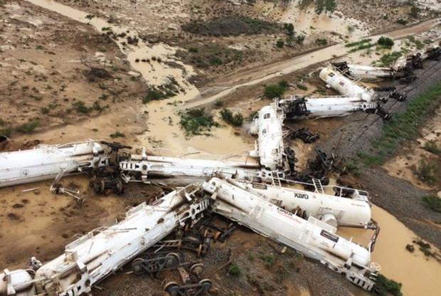 Un tren din Australia  care transporta 200.000 de litri de acid sulfuric a deraiat