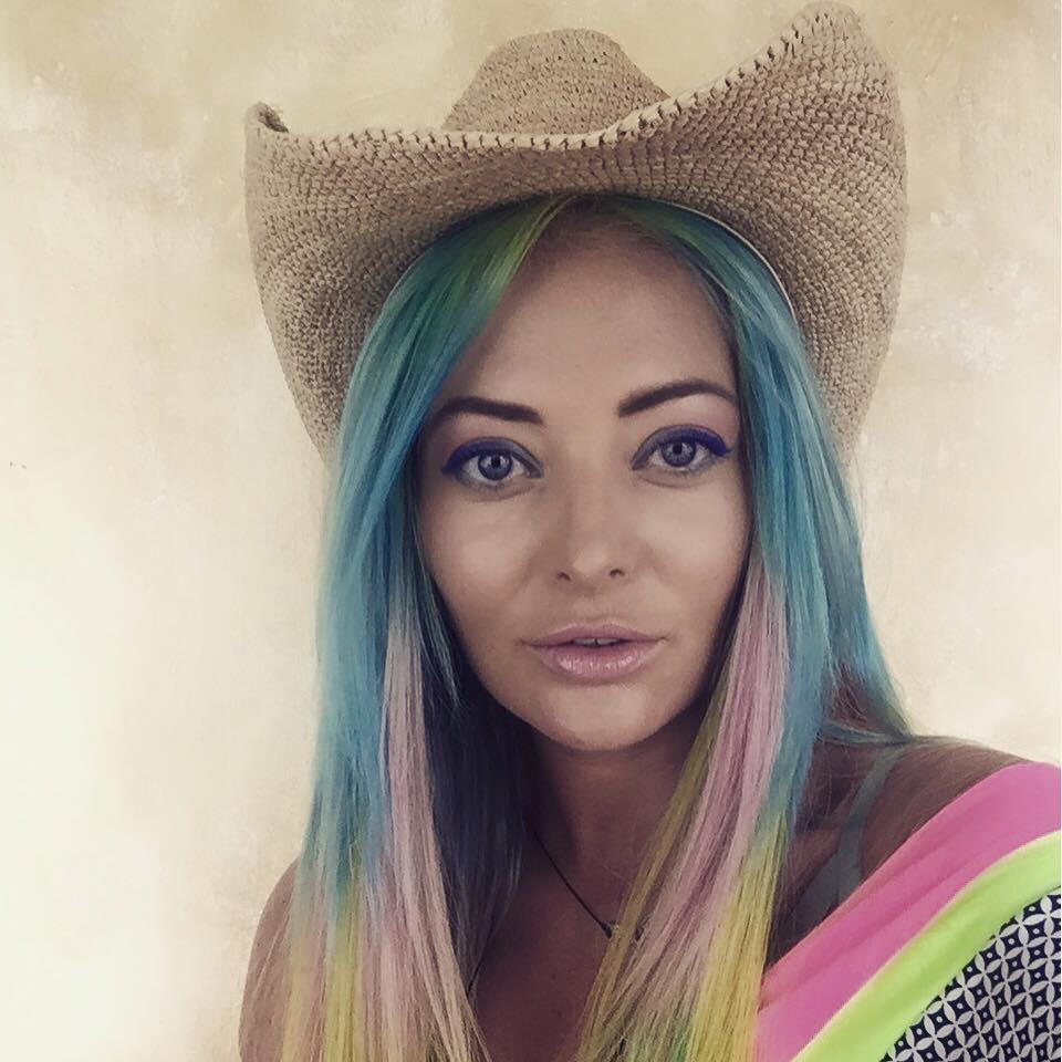 Delia a fost "cameleonul" anului! Imagini spectaculoase cu toate schimbările sale de look din 2015