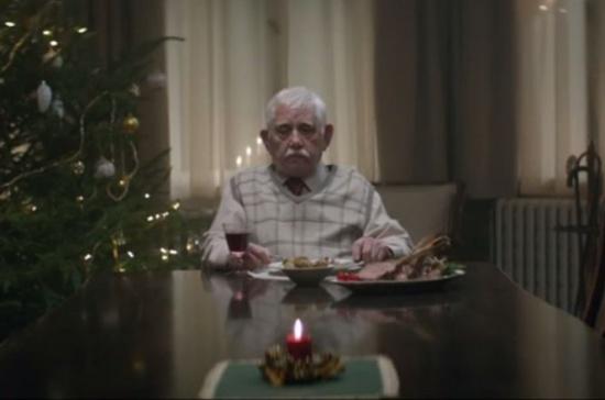 Moartea tatălui, a bunicului, i-a adus &icirc;mpreună! O lecție de viață, transmisă &icirc;n cea mai tristă reclamă de Crăciun