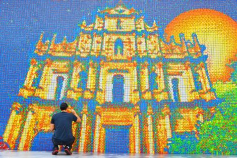 Reproducerea unor priveliști din China, în Cartea Recordurilor! Cel mai mare mozaic, realizat din cuburi rubik, e impresionant