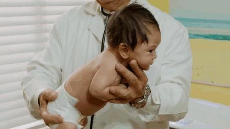 Ce trebuie făcut atunci când bebelușul plânge încontinuu? Un pediatru liniștește un copil în mai puțin de 30 de secunde (VIDEO)