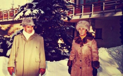Cuplul Ceaușescu, în imagini de arhivă! O iarnă în familia dictatorului, la poalele Munților: Lenuța cu blana argintie, trasă de sanie