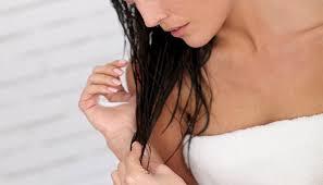 Ce se &icirc;nt&acirc;mplă dacă te culci cu părul ud! Efectele se văd imediat!