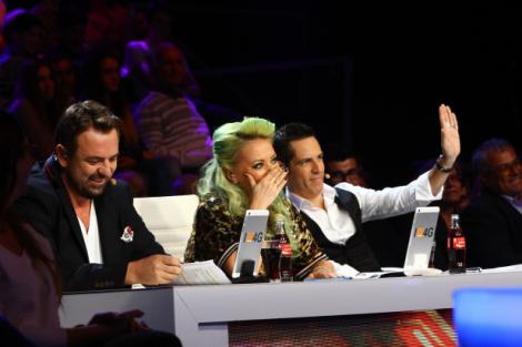 Vineri, 4 decembrie, de la 20.30, un concurent X Factor le aduce juraților câte o cușmă
