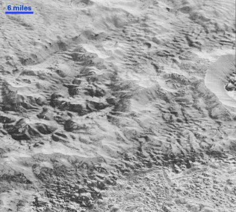 FOTO: Primele imagini detaliate cu formele de relief de pe Pluto: Câmpii înghețate, cratere și munți apar în fotografiile publicate de NASA