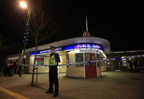 Atac terorist într-o staţie de metrou din Londra: Un bărbat înarmat cu un cuțit a rănit trei călători