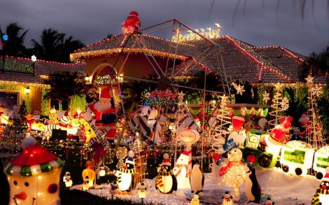 FOTO: Și-au decorat casa de Crăciun cu mii de beculețe, dar riscă o amendă de peste 200.000 de dolari! Autoritățile i-au spus să-și strângă toate decorațiunile