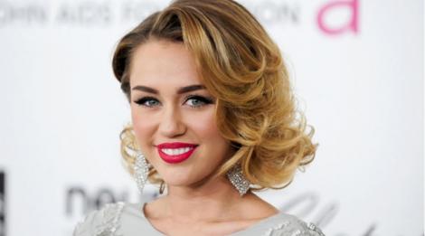 VIDEO: Miley Cyrus, apariţie memorabilă! A renunţat, pentru o clipă, la gesturile indecente şi a scris istorie! Interpretare emoţionantă a colindului "Silent Night"