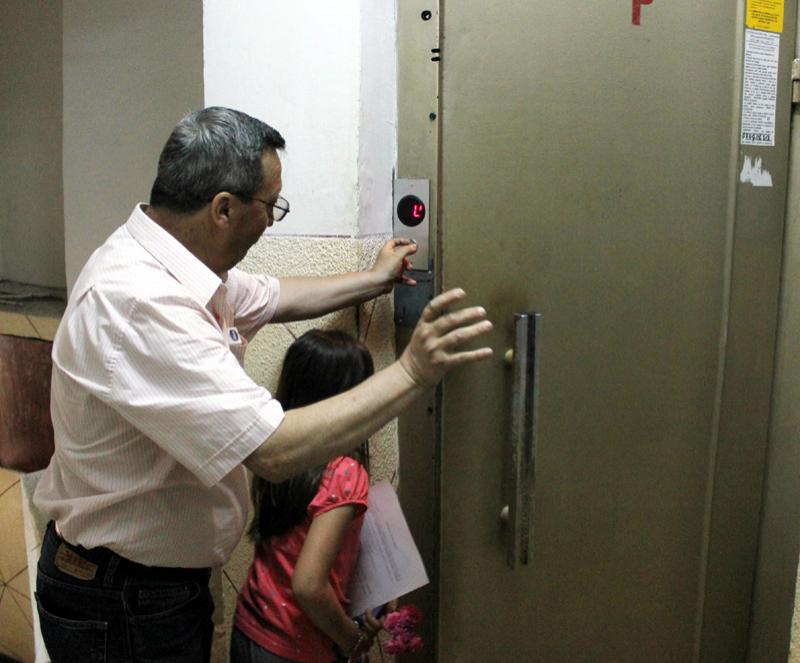 Butoanele de la lift, &icirc;n TOP 3 cele mai murdare locuri. Care sunt obiectele de care ar trebui să te ferești