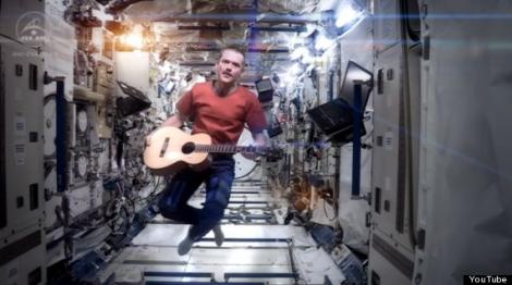Mâna omului! Primul clip muzical filmat în spațiul cosmic a adunat aproape 30 de milioane de vizualizări pe YouTube