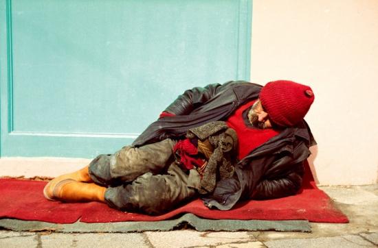 Imagini care au scandalizat Rom&acirc;nia! Un polițist a fost surprins &icirc;n timp ce se &icirc;nfrupta din ajutoarele pentru oamenii străzii