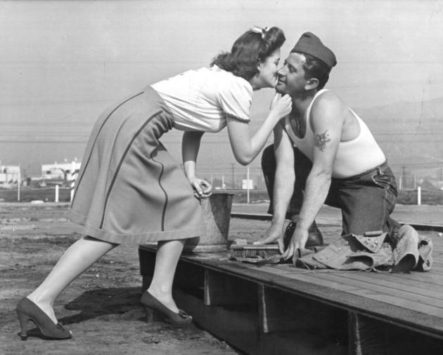 FOTO de colecţie! Marilyn Hare, actrița care a st&acirc;rnit controverse &icirc;n toată lumea! A sărutat 10.000 de soldaţi &icirc;n Al Doilea Război Mondial